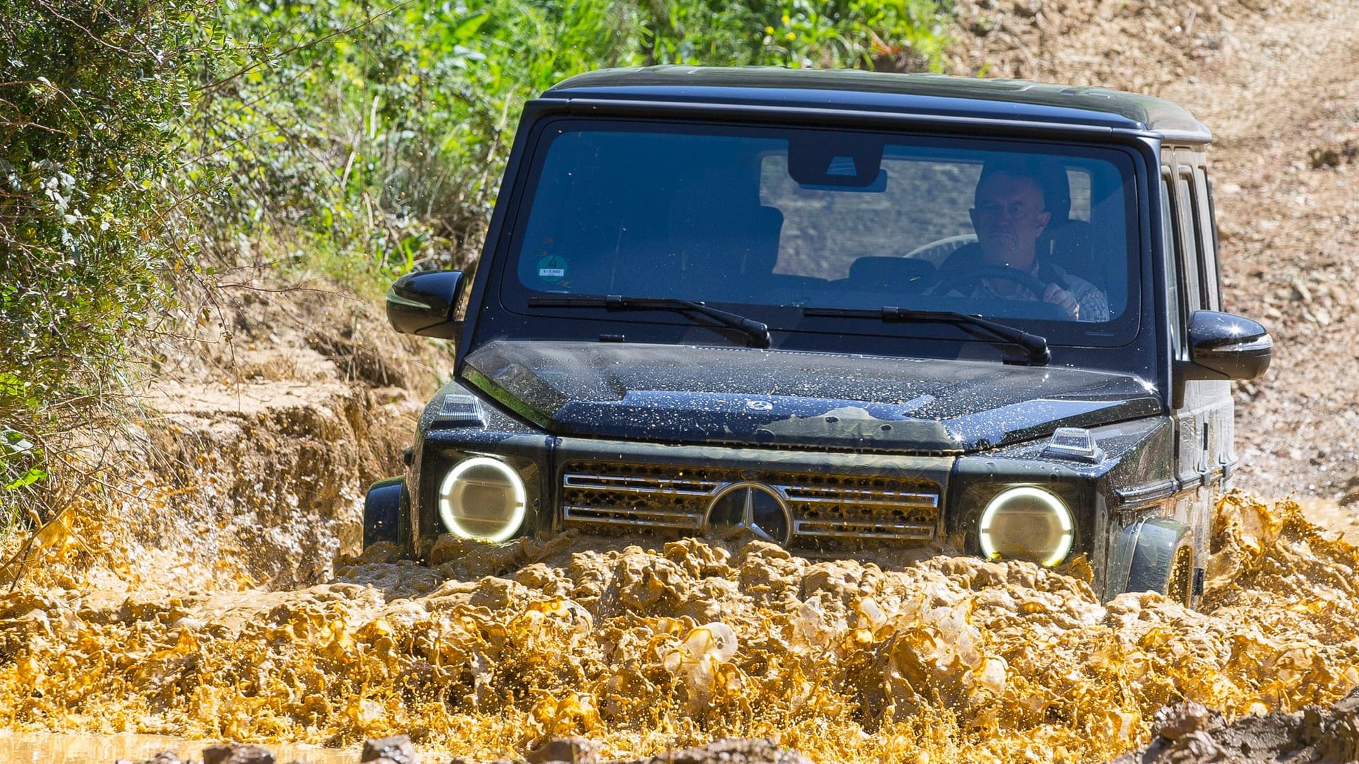 Wasserfest: Bis zu einer bestimmten Tiefe können Autos durch Flüsse und Wasserlöcher fahren. Wer es ausprobieren will, sollte aber die Wattiefe seines Autos kennen.