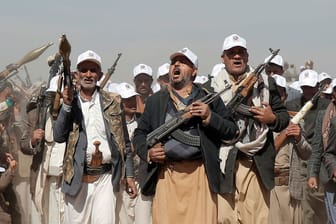 Huthi-Milizen (Archivbild). Sie könnten auch Unterseekabel ins Visier nehmen.
