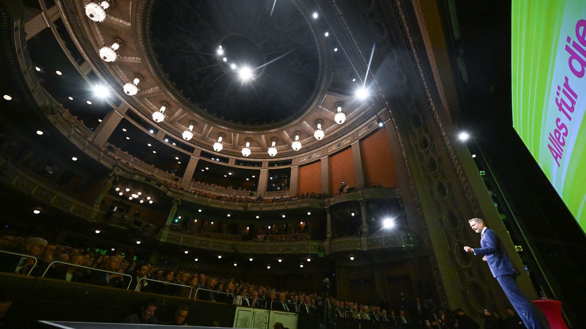 Stuttgart: Blick in das Opernhaus bei der Rede von Lindner, wo das FDP-Treffen stattfand.