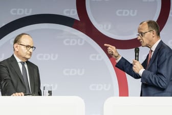 CDU-Chef Friedrich Merz und Ottmar Edenhofer (l.) beim Zukunftskongress 2023 in Berlin.