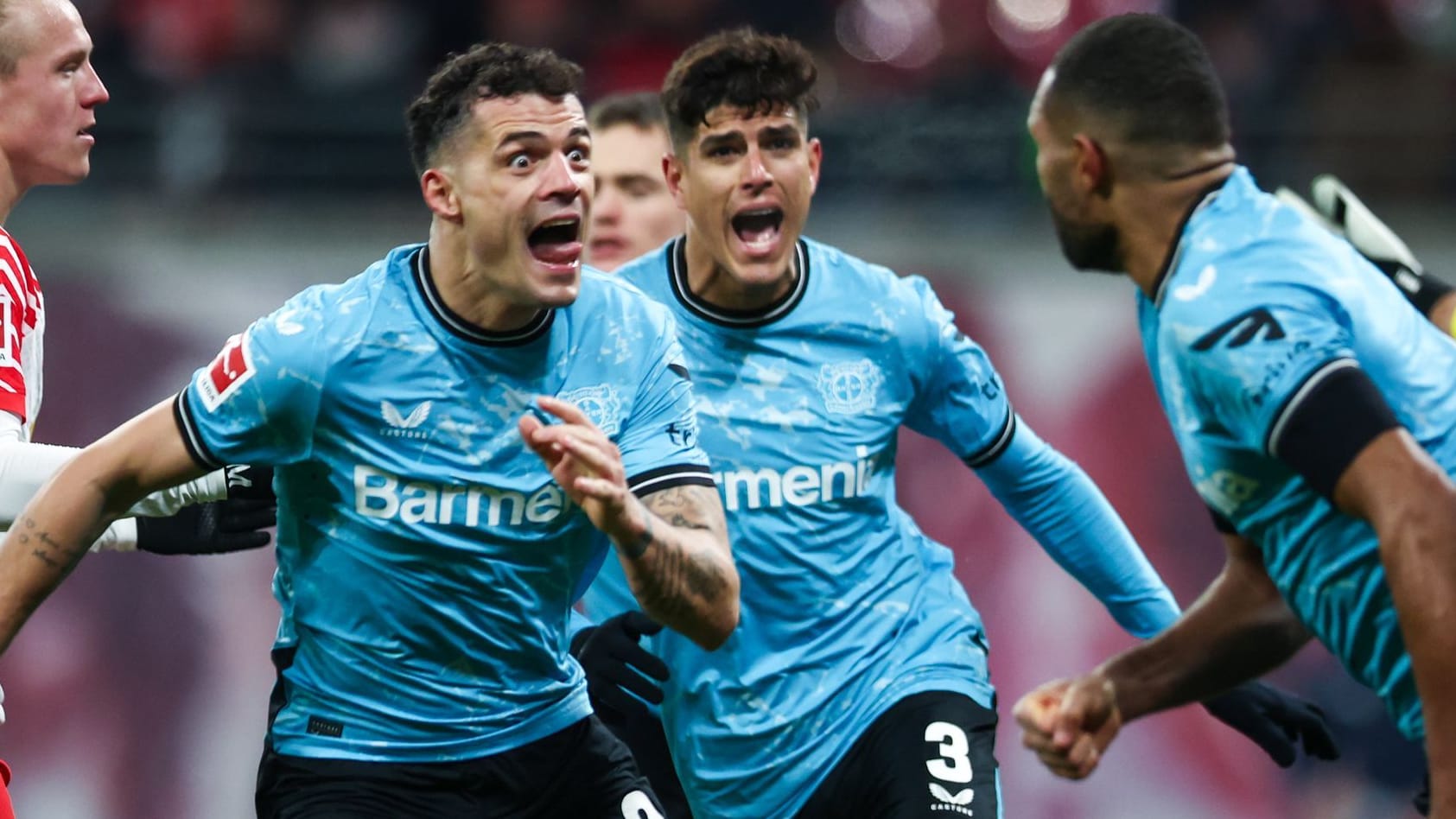 Erlösende Freude im Topspiel: Leverkusens Ausgleichstorschütze Tah jubelt mit seinen Teamkollegen Hincapié und Xhaka (v. r.).