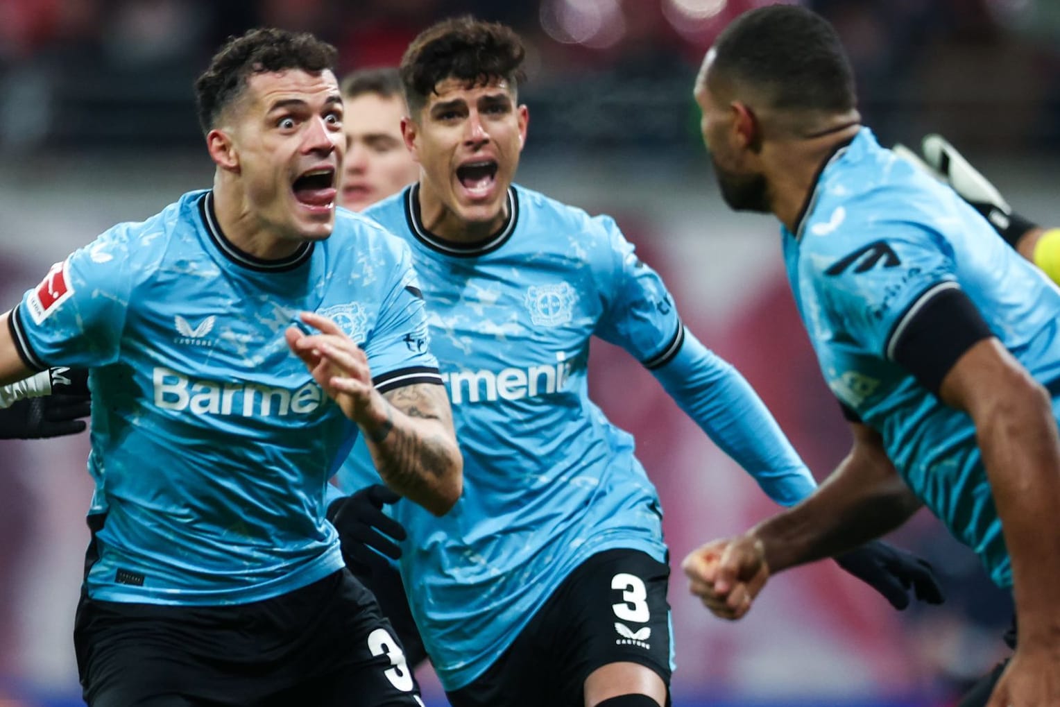 Erlösende Freude im Topspiel: Leverkusens Ausgleichstorschütze Tah jubelt mit seinen Teamkollegen Hincapié und Xhaka (v. r.).