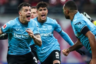 Erlösende Freude im Topspiel: Leverkusens Ausgleichstorschütze Tah jubelt mit seinen Teamkollegen Hincapié und Xhaka (v. r.).