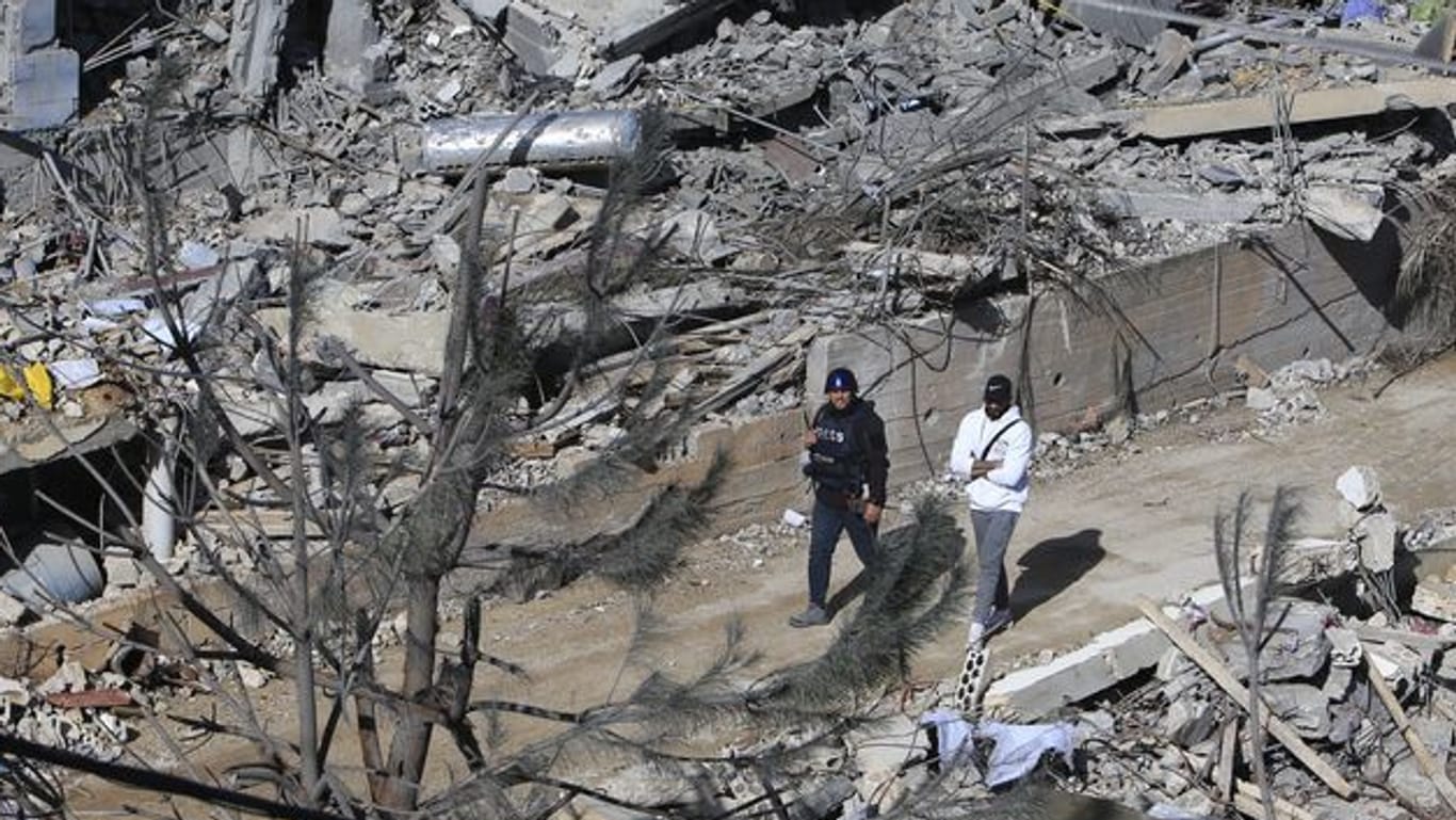 Menschen gehen an Gebäuden vorbei, die bei einem israelischen Luftangriff im Libanon zerstört wurden (Archivbild): Dabei tötete die IDF laut libanesischen Militärquellen einen Hisbollah-Terroristen und einen Zivilisten.