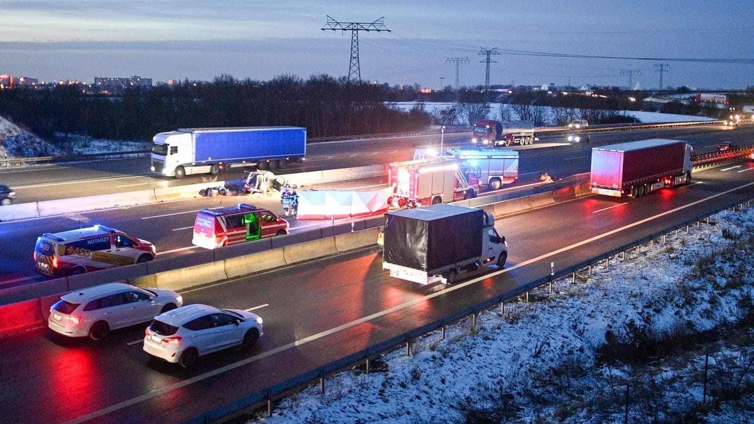 Einsatz auf der A2: Ein Falschfahrer stirbt bei einem Zusammenstoß.