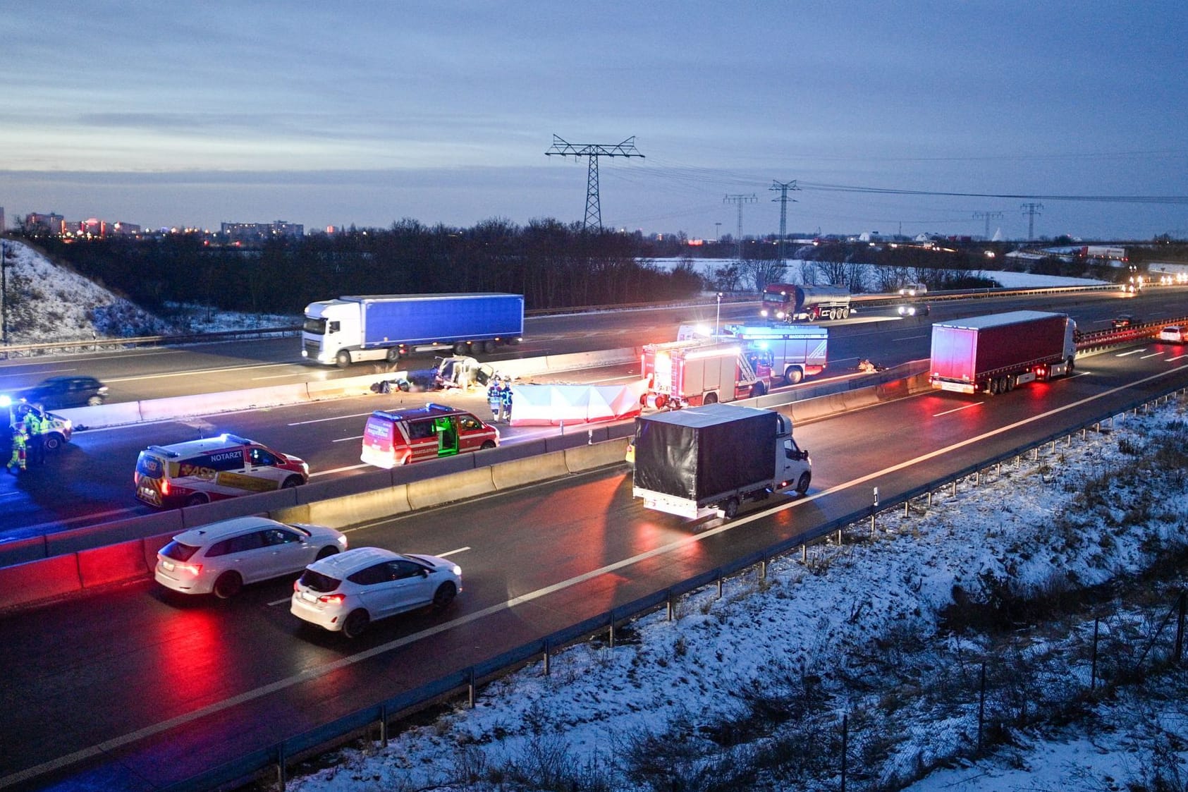 Einsatz auf der A2: Ein Falschfahrer stirbt bei einem Zusammenstoß.