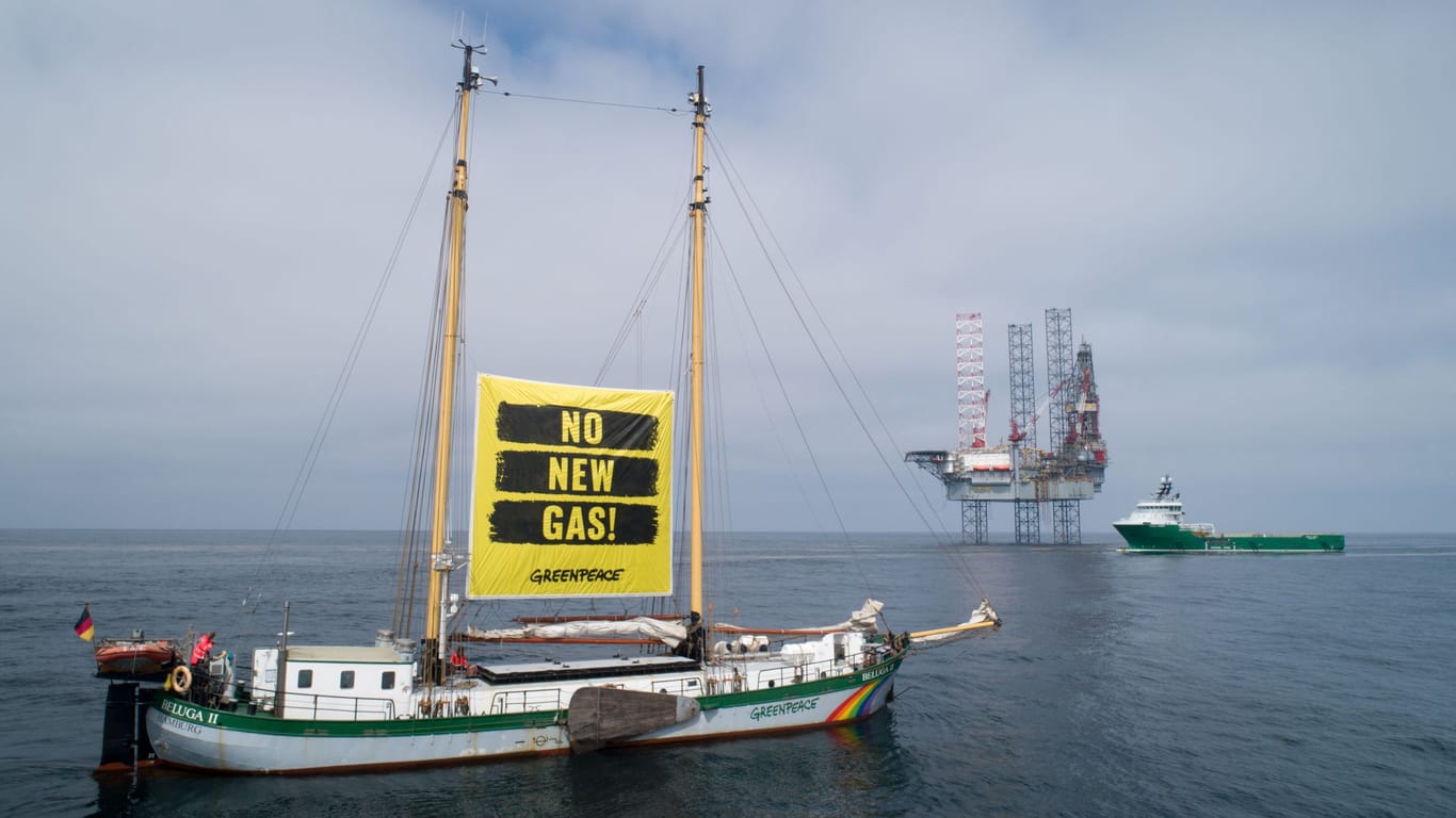 Greenpeace-Aktivisten vor dem Bohrschiff "Valaris 123": Mit einer Protestaktion machten die Umweltschützer im Sommer 2023 auf das geplante Vorhaben aufmerksam.