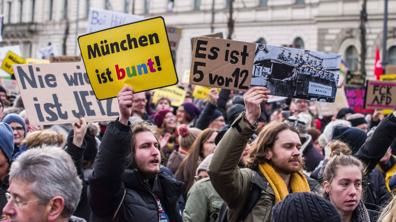 Protestierende am Sonntag in München: In der bayerischen Landeshauptstadt erklärte die Organisatorin der Demo CSU-Politiker für unerwünscht.