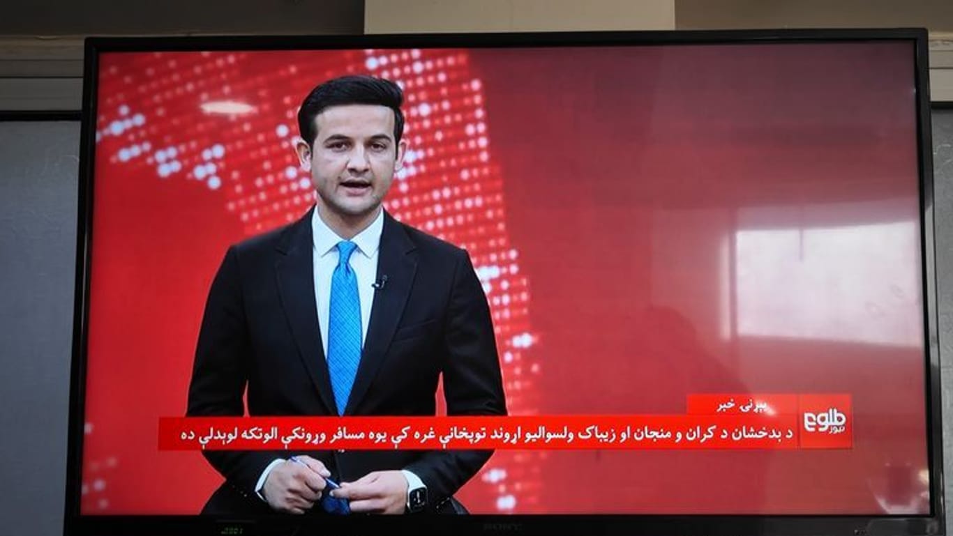 Ein afghanischer Fernsehsender berichtet über den Absturz eines Passagierflugzeugs in der Provinz Badachschan: Vier Menschen überlebten.