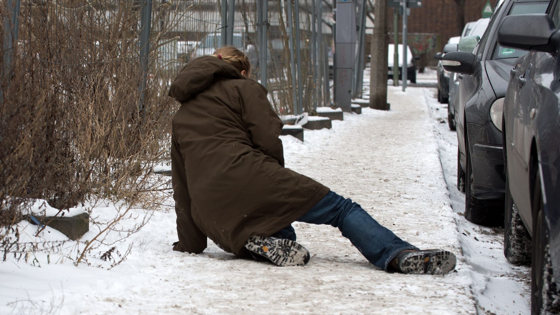 Ausgerutscht im Schnee (Symbolbild): Wenn es im Winter glatt und rutschig ist, passiert schnell ein Unfall.