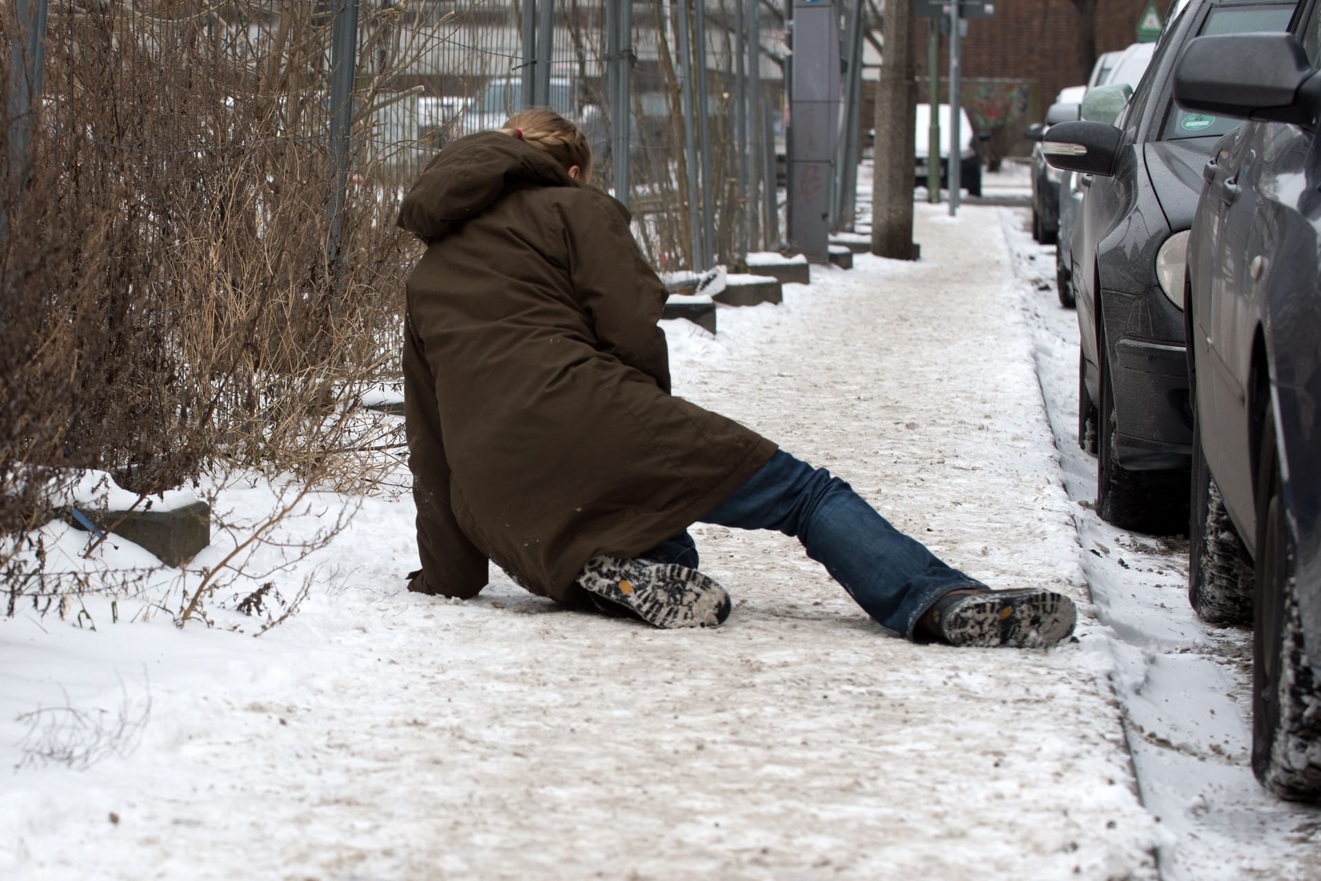 Ausgerutscht im Schnee (Symbolbild): Wenn es im Winter glatt und rutschig ist, passiert schnell ein Unfall.