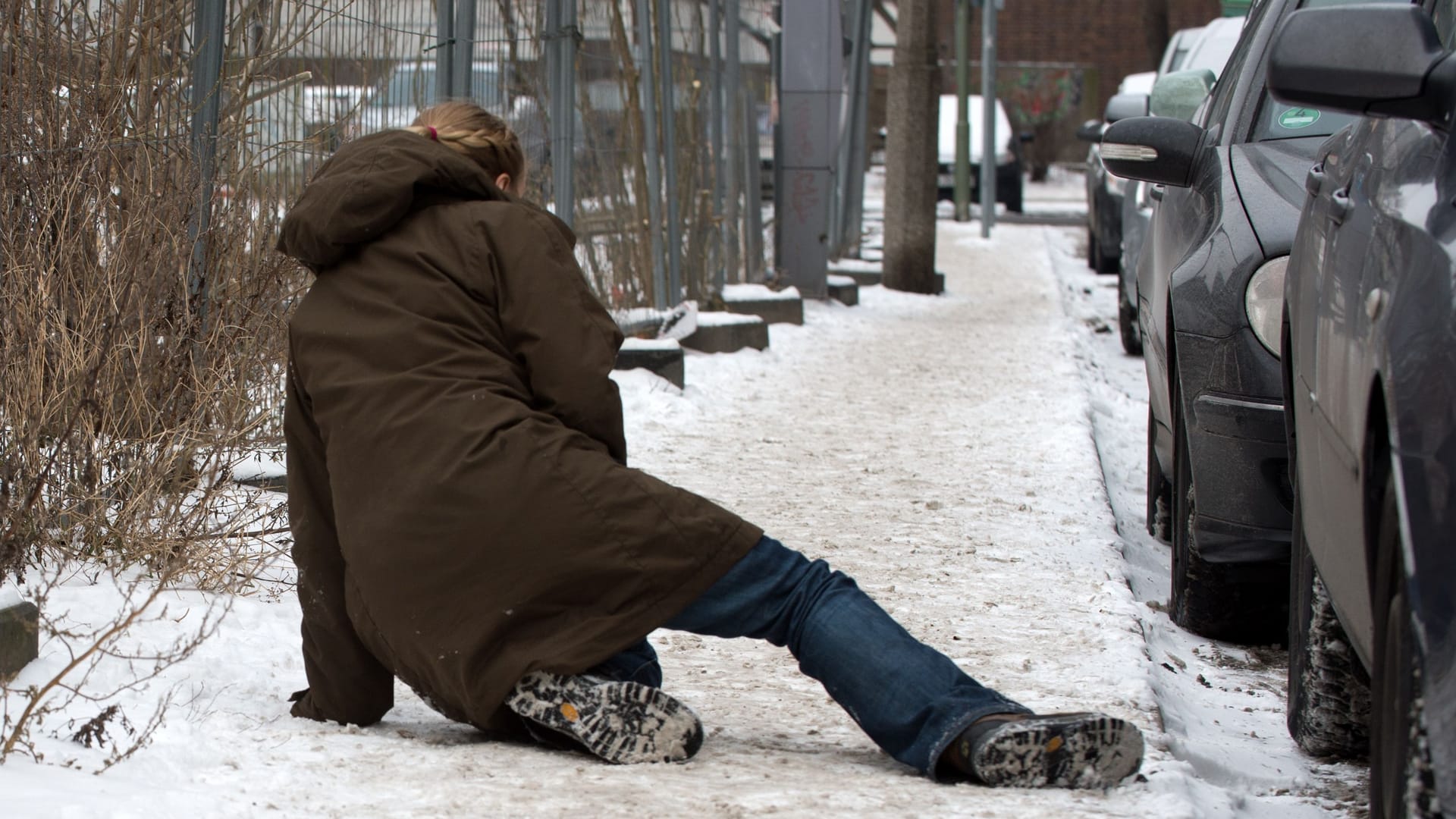 Ausgerutscht im Schnee (Symbolbild): Wenn es im Winter glatt und rutschig ist, passiert schnell ein Unfall.