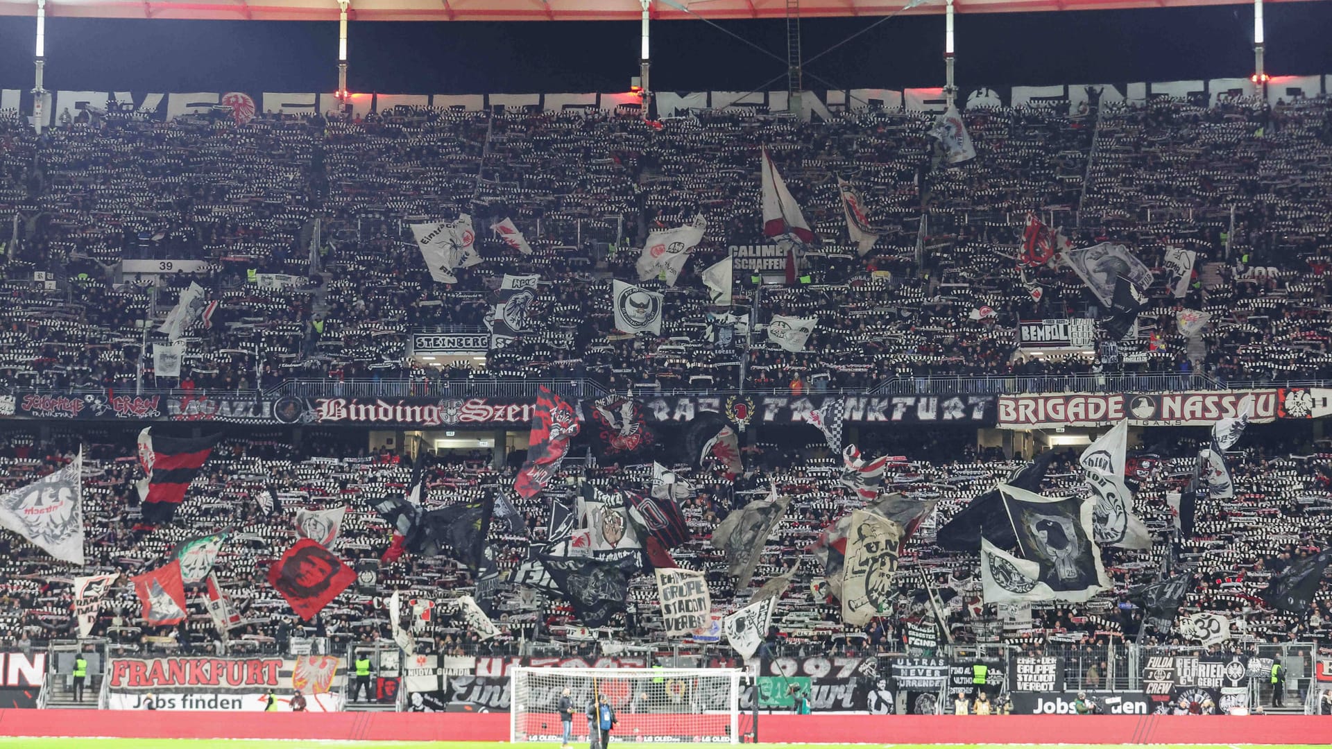 Die Fans auf der Nordwesttribüne im Deutsche Bank Park (Archivbild). Am Freitag müssen sich die Anhänger auf erschwerte Bedingungen bei der Anreise einstellen.