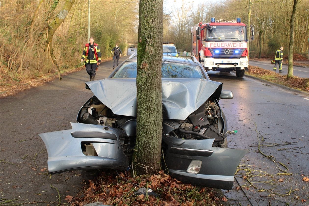 Der Peugeot musste nach dem Unfall abgeschleppt werden.