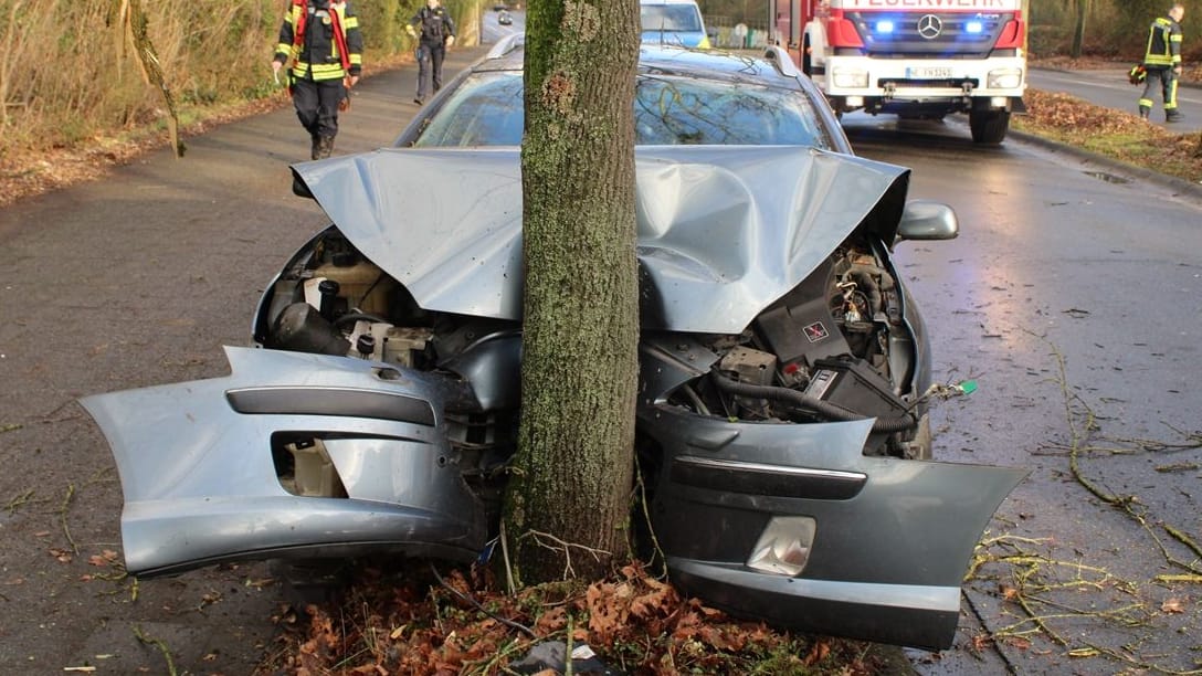 Der Peugeot musste nach dem Unfall abgeschleppt werden.