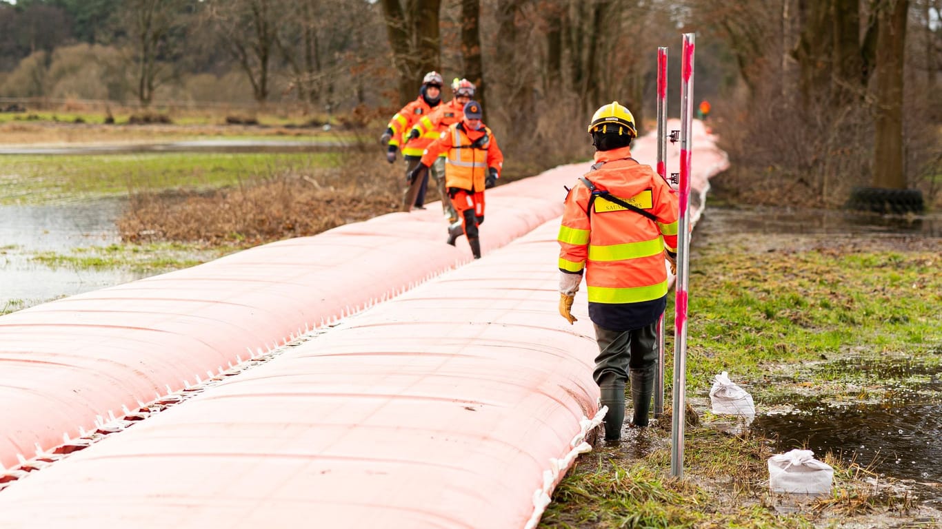 Hochwasser in Niedersachsen - Aufbau eines mobilen Deiches