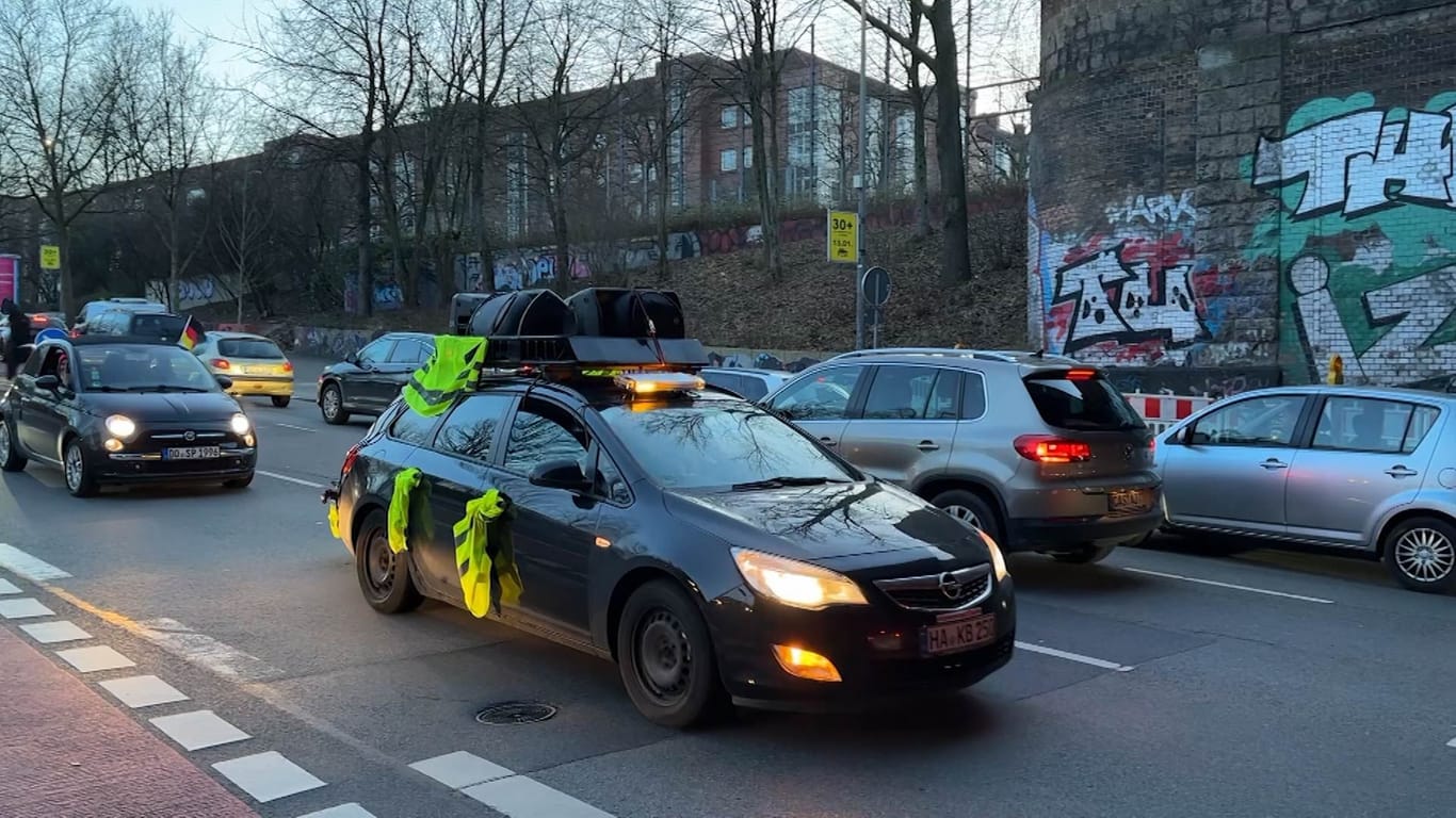 Mit Verkündungen via Lautsprecher auf dem Dach eines Autos rollten die Querdenker durch Dortmund.