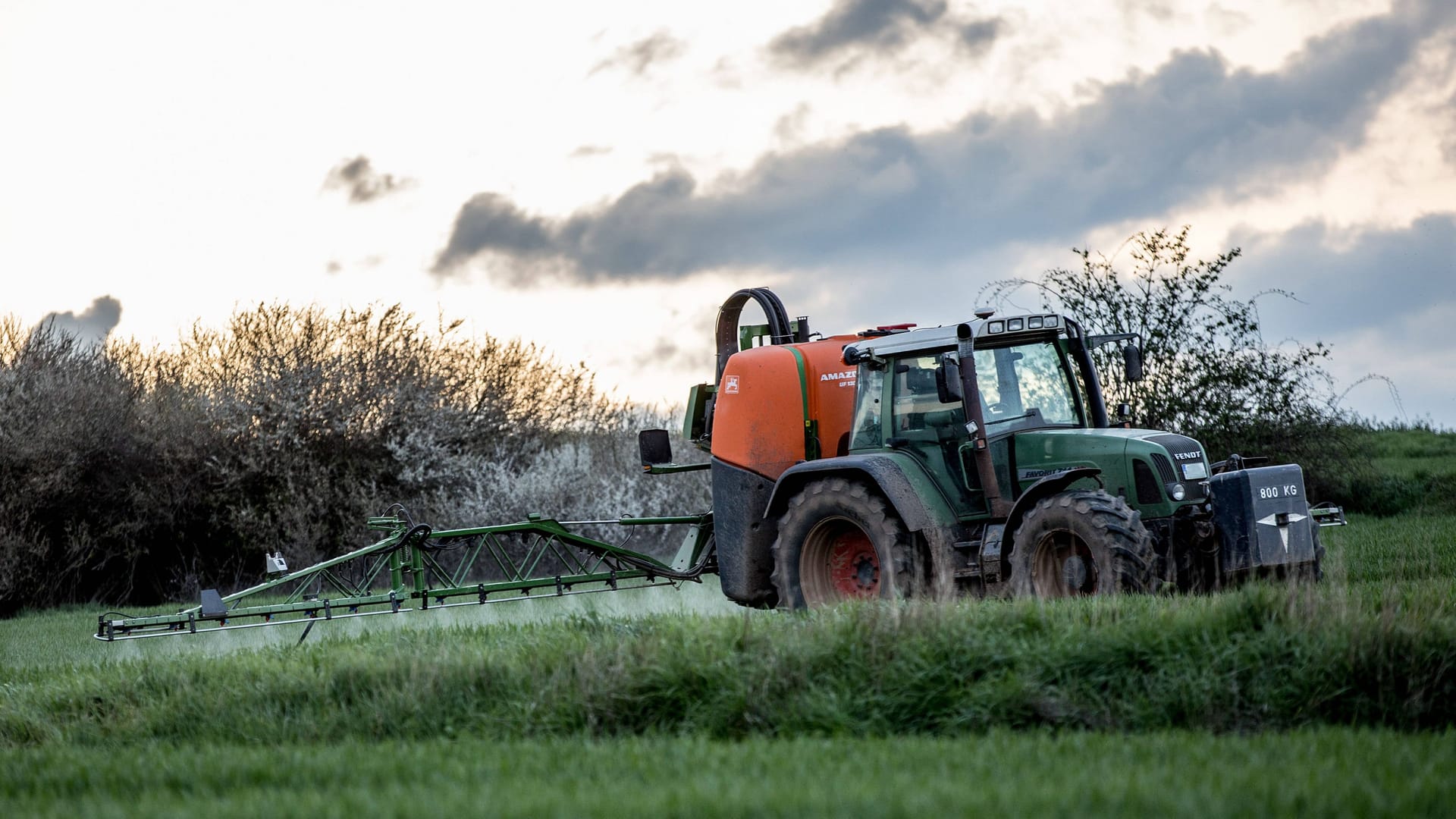 Ein Traktor bringt Pflanzenschutzmittel aus (Archivbild):