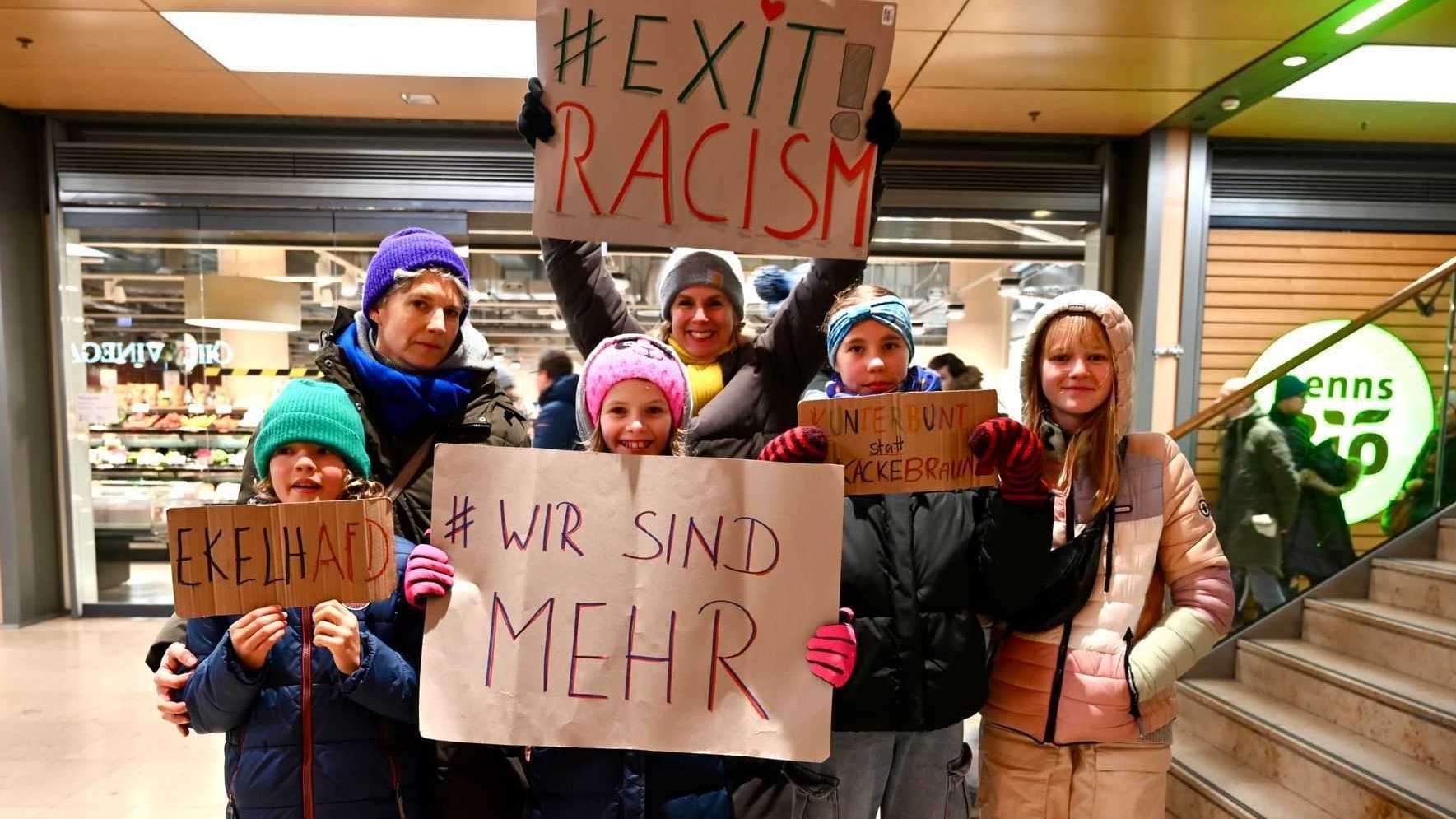 Die Mütter Tanja und Julia sind mit ihren Kindern zur Demo gefahren.