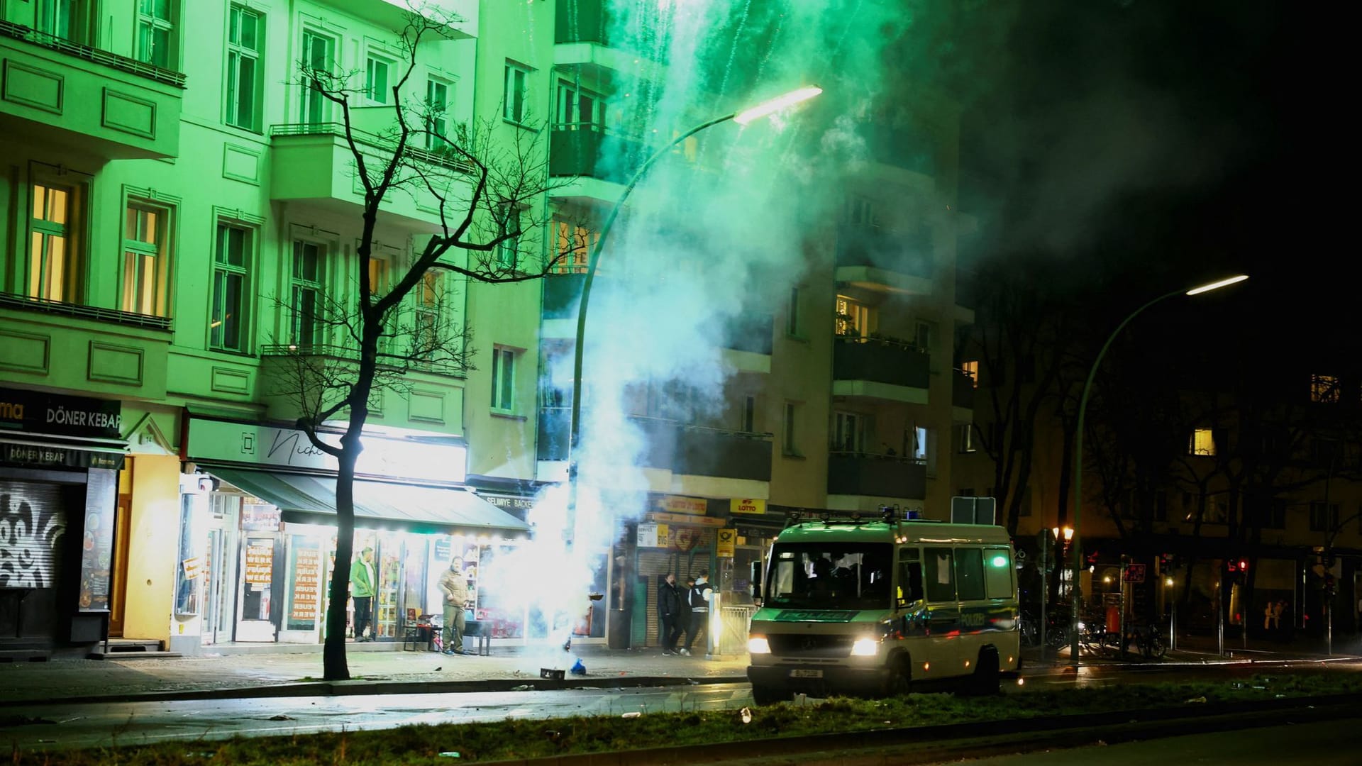 Ein Polizeiwagen: Berlinweit gab es Attacken auf Beamte der Behörde.