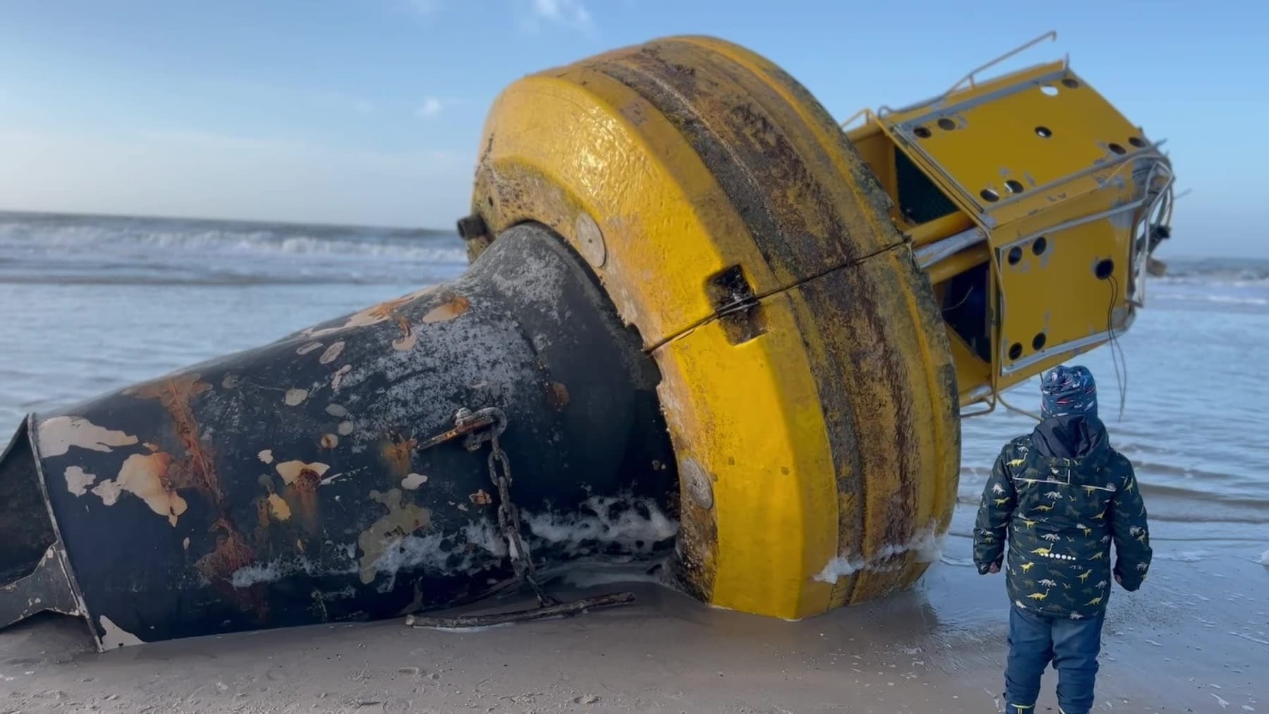 Sylt: Koloss gestrandet – Sturm spült riesige Boje an Strand von Westerland