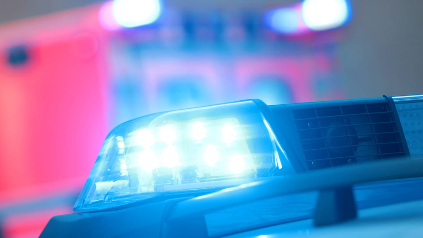 Einsatzwagen der Polizei mit eingeschaltetem Blaulicht und Notarzt Rettungswagen bei einem Einsatz in der Innenstadt Köln an Silvester, Nordrhein Westfalen