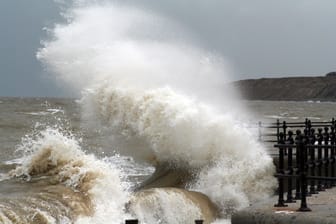 Wellen schlagen an einen Strand (Symbolbild): Eine Sturmflut wütete in deutschen Ostsee-Städten.