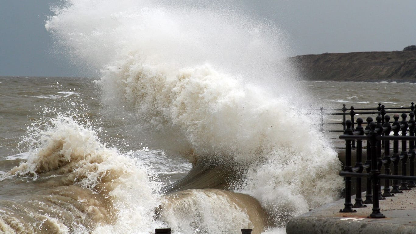 Wellen schlagen an einen Strand (Symbolbild): Eine Sturmflut wütete in deutschen Ostsee-Städten.