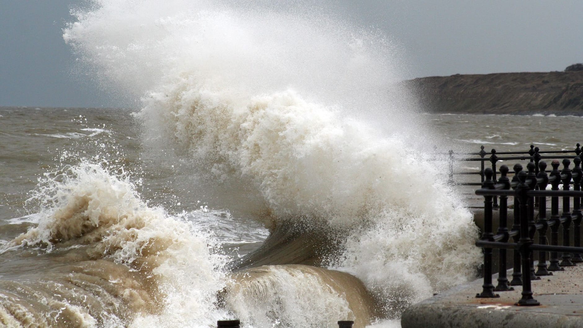 Wellen schlagen an einen Strand (Symbolbild): Eine Sturmflut wütete in deutschen Ostsee-Städten.