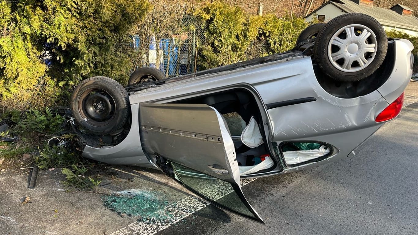 Der Peugeot einer 65-Jährigen liegt auf dem Dach: Sie kam am Montag mit ihrem Fahrzeug von der Straße ab und überschlug sich.