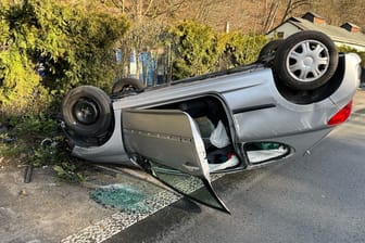 Der Peugeot einer 65-Jährigen liegt auf dem Dach: Sie kam am Montag mit ihrem Fahrzeug von der Straße ab und überschlug sich.