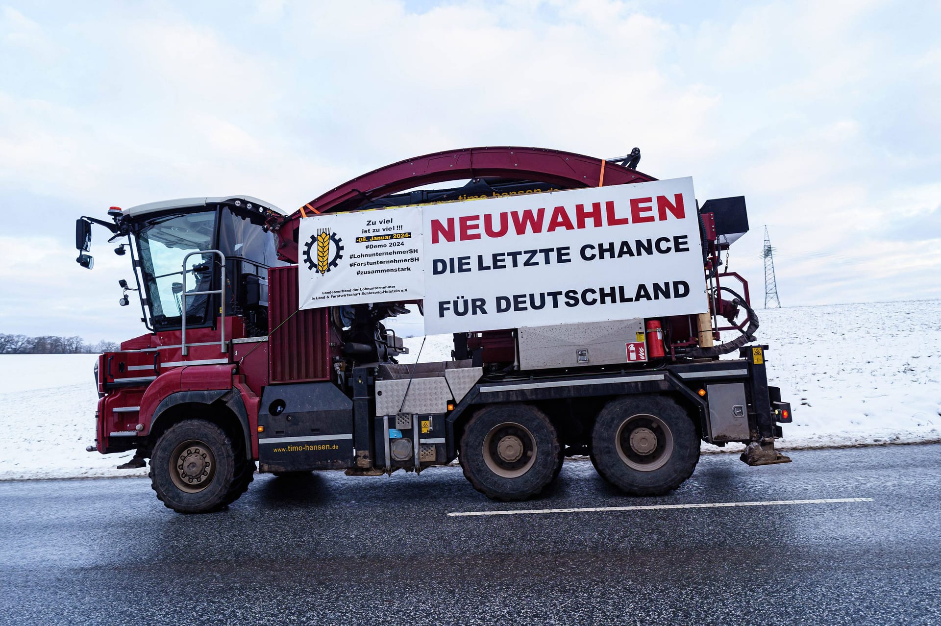 Forderung nach Neuwahlen auf einer landwirtschaftlichen Maschine in Schleswig-Holstein: Die Proteste der Bauern richten sich direkt gegen die Ampel-Regierung. Forderung nach Neuwahlen auf einer landwirtschaftlichen Maschine in Schleswig-Holstein: Die Proteste der Bauern richten sich direkt gegen die Ampel-Regierung.
