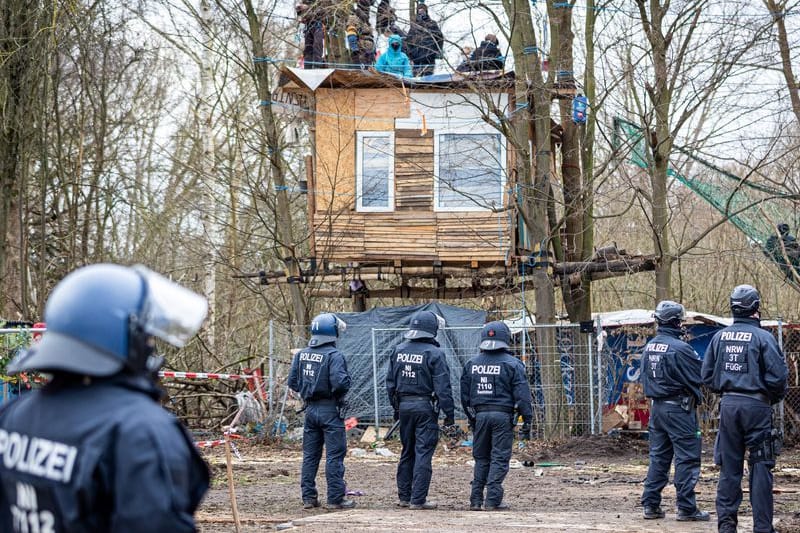 Einsatzkräfte der Polizei stehen vor dem Protestcamp "Tümpeltown": Die Aktivisten wehrten sich gegen die Räumung.