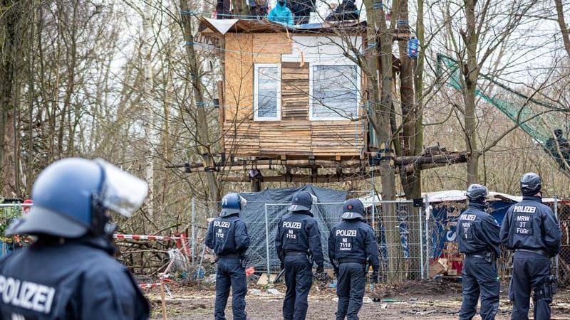 Einsatzkräfte der Polizei stehen vor dem Protestcamp "Tümpeltown": Die Aktivisten wehrten sich gegen die Räumung.