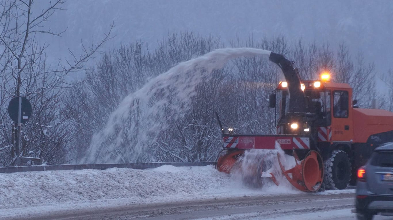 Eine Fahrzeug befreit eine Straße von Schnee(Archivbild): Neue Schneefälle ziehen am Mittwoch über Deutschland auf.