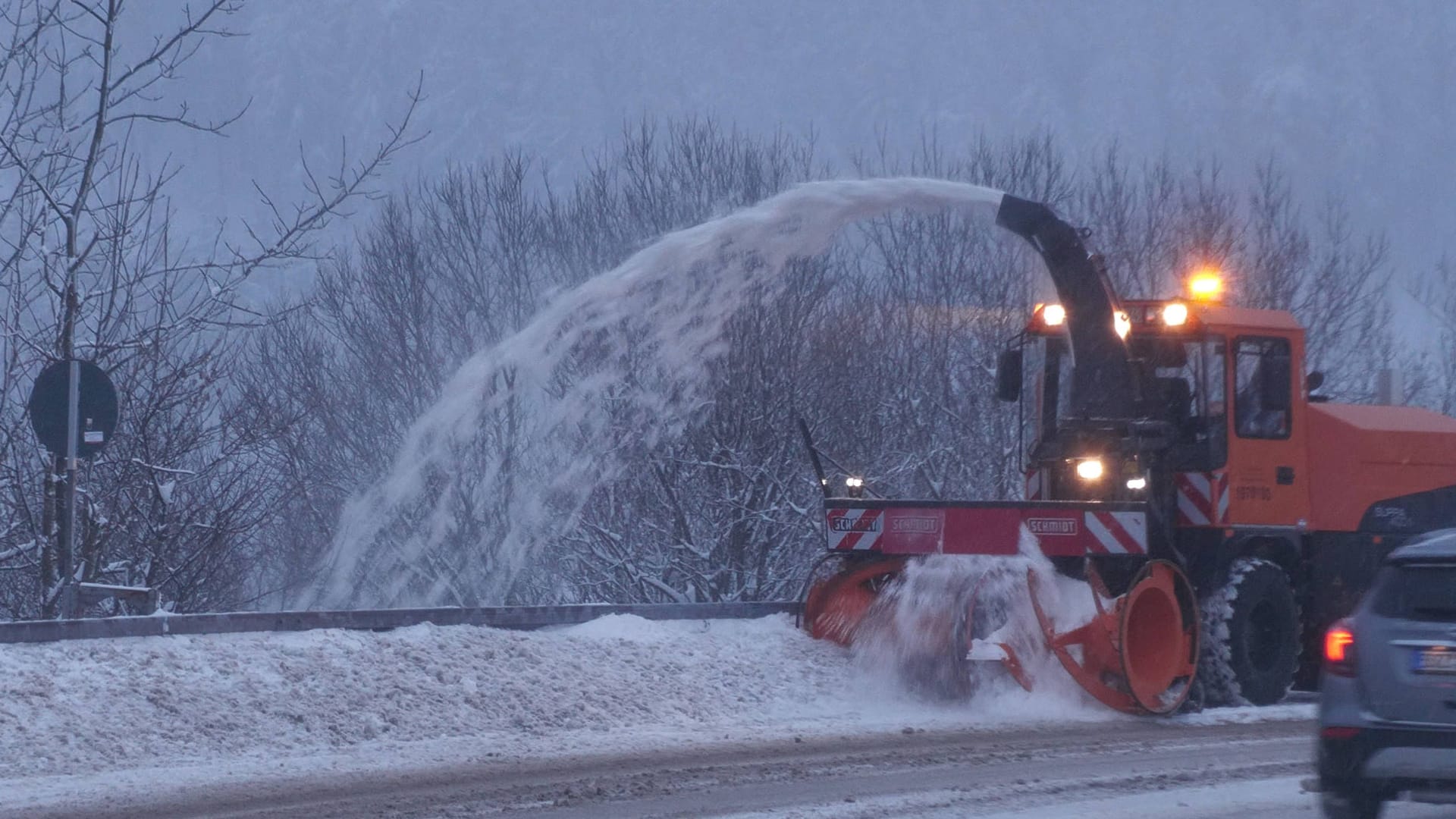 Eine Fahrzeug befreit eine Straße von Schnee(Archivbild): Neue Schneefälle ziehen am Mittwoch über Deutschland auf.