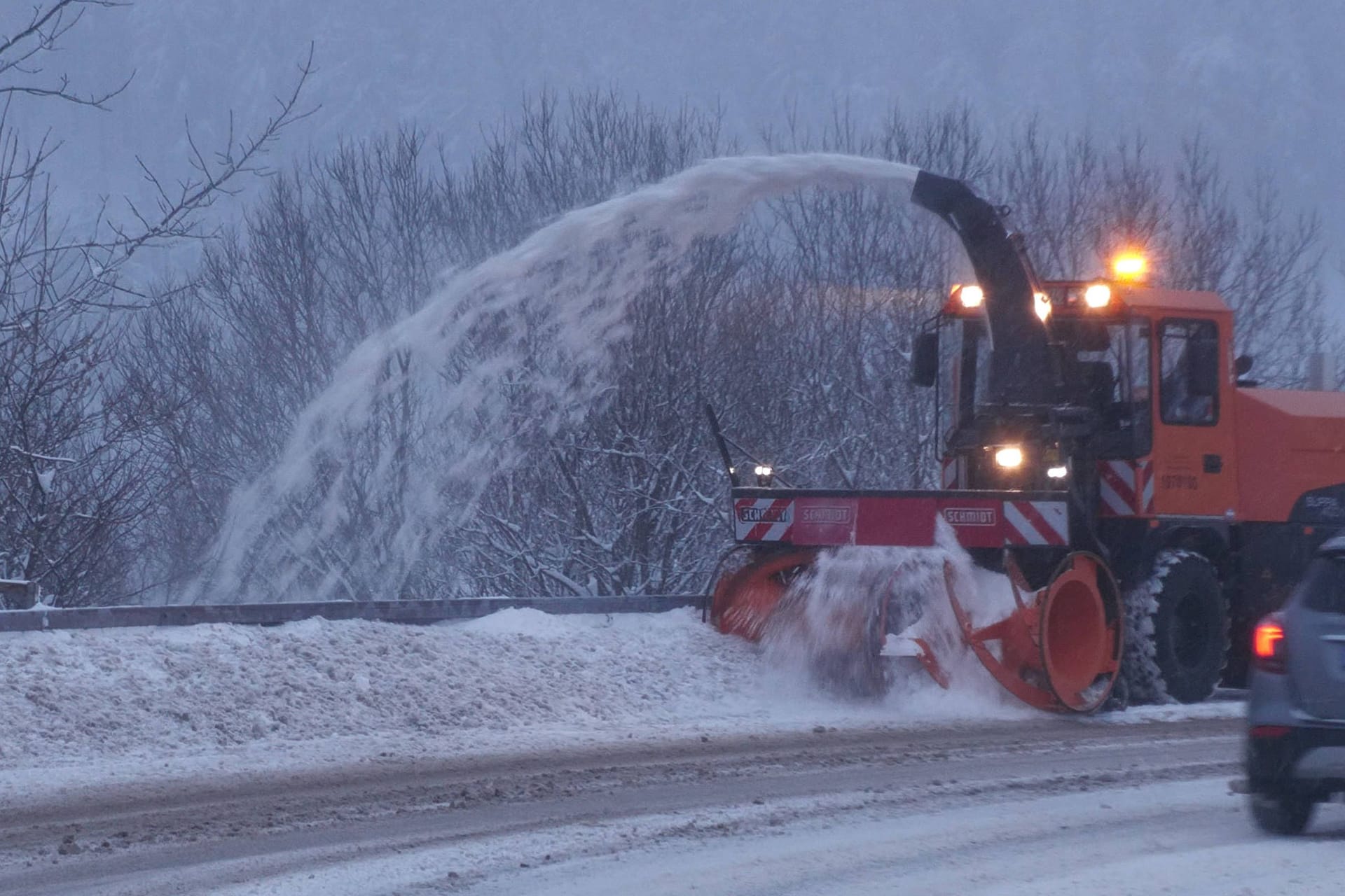 Eine Fahrzeug befreit eine Straße von Schnee(Archivbild): Neue Schneefälle ziehen am Mittwoch über Deutschland auf.