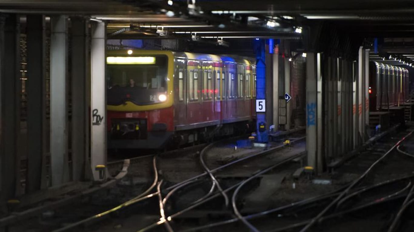 Eine S-Bahn der Linie 1 fährt aus dem Bahnhof Potsdamer Platz in den Tunnel Richtung Friedrichstraße
