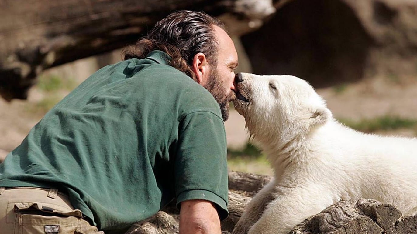 Tierpfleger Thomas Dörflein mit Eisbär Knut im Zoologischen Garten in Berlin