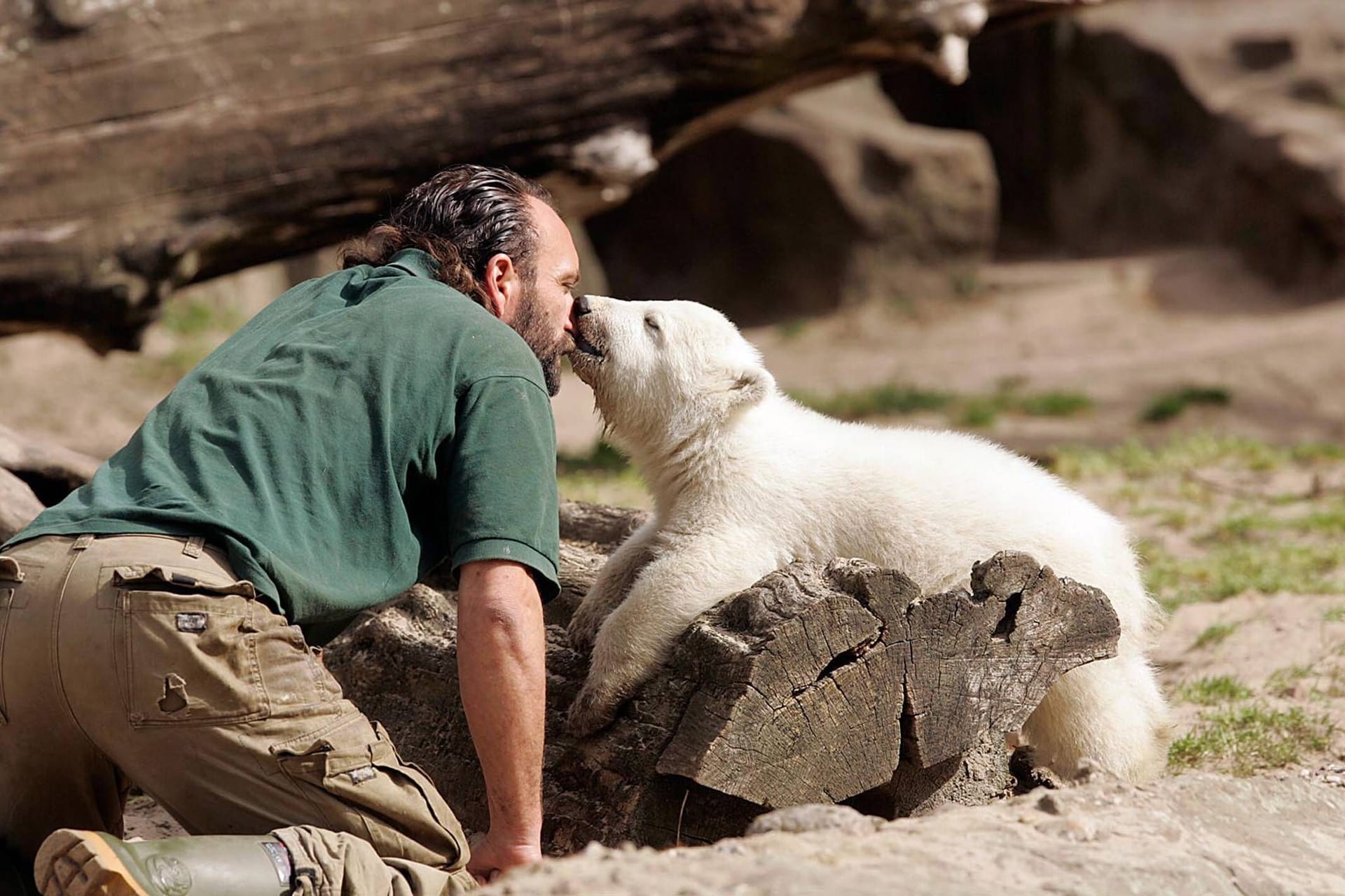 Tierpfleger Thomas Dörflein mit Eisbär Knut im Zoologischen Garten in Berlin