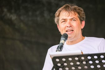 Michael Ballweg 2021 auf einer Querdenken-Demonstration in Karlsruhe: Der 49-Jährige soll Spenden im Wert von 1,2 Millionen Euro erhalten haben.