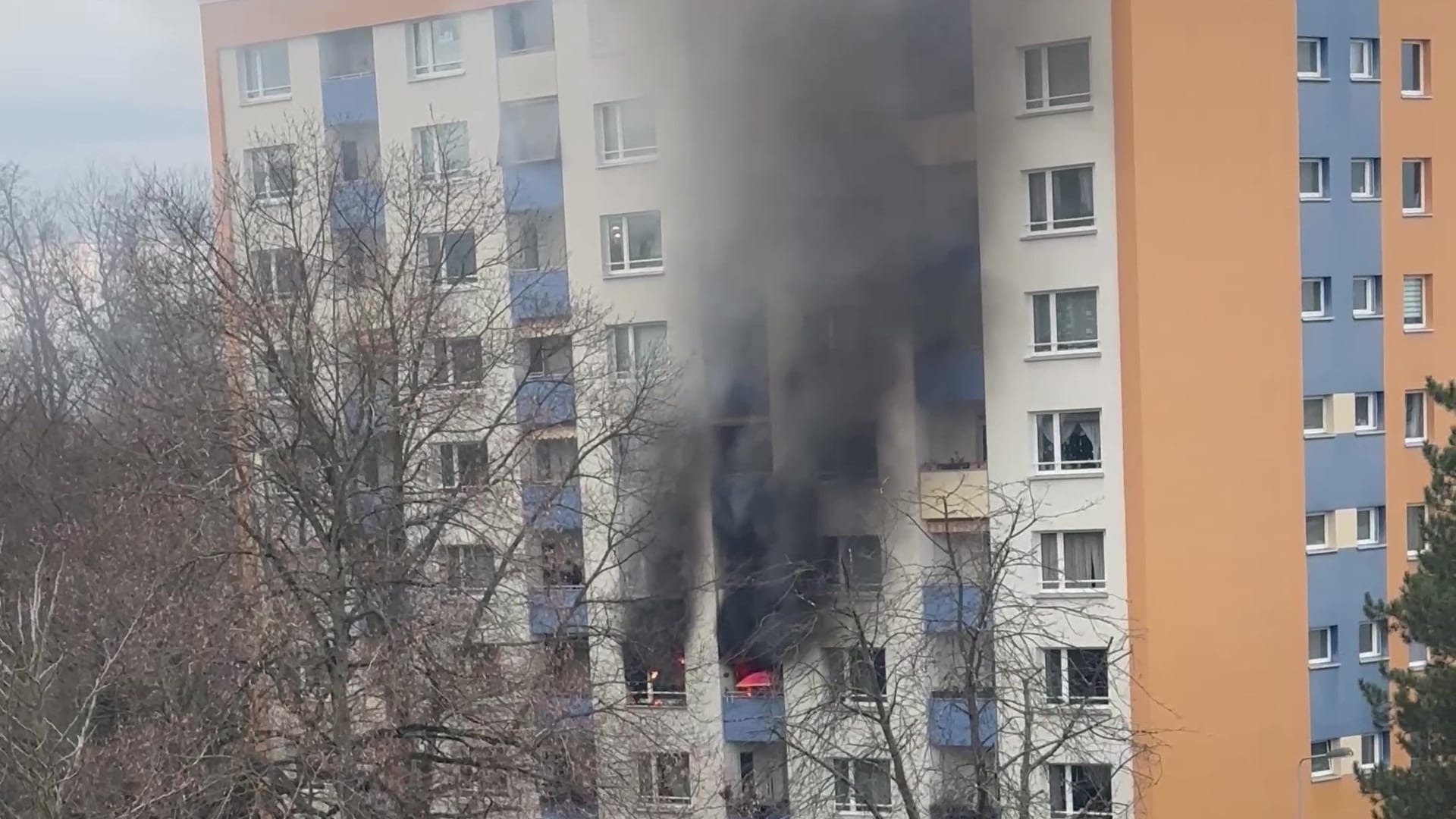 Eine dichte Rauchwolke und Flammen schlugen am Sonntagnachmittag aus der brennenden Wohnung in der Aussiger Straße in Frankfurt. Eine dichte Rauchwolke und Flammen schlugen am Sonntagnachmittag aus der brennenden Wohnung in der Aussiger Straße in Frankfurt.