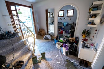 Aufräumarbeiten nach Hochwasser: Bei der Wohngebäudeversicherung können Sie zwischen verschiedenen Bausteinen wählen.