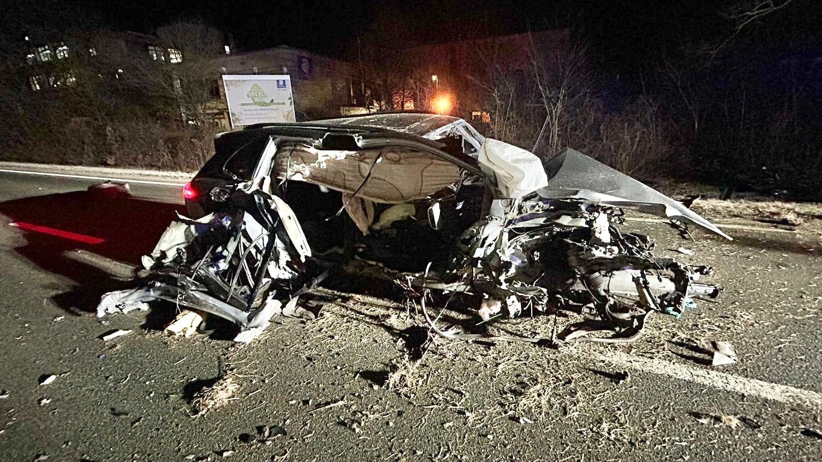 Von dem Porsche ist nicht mehr viel übrig geblieben. Dennoch konnte sich der Fahrer von selbst aus dem Wrack befreien.