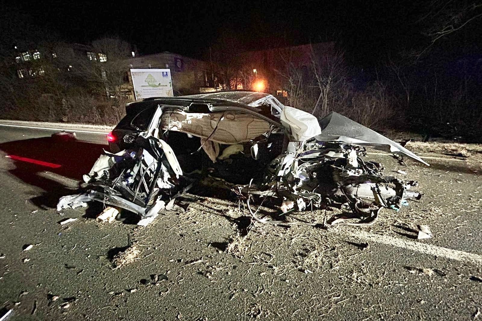 Von dem Porsche ist nicht mehr viel übrig geblieben. Dennoch konnte sich der Fahrer von selbst aus dem Wrack befreien.