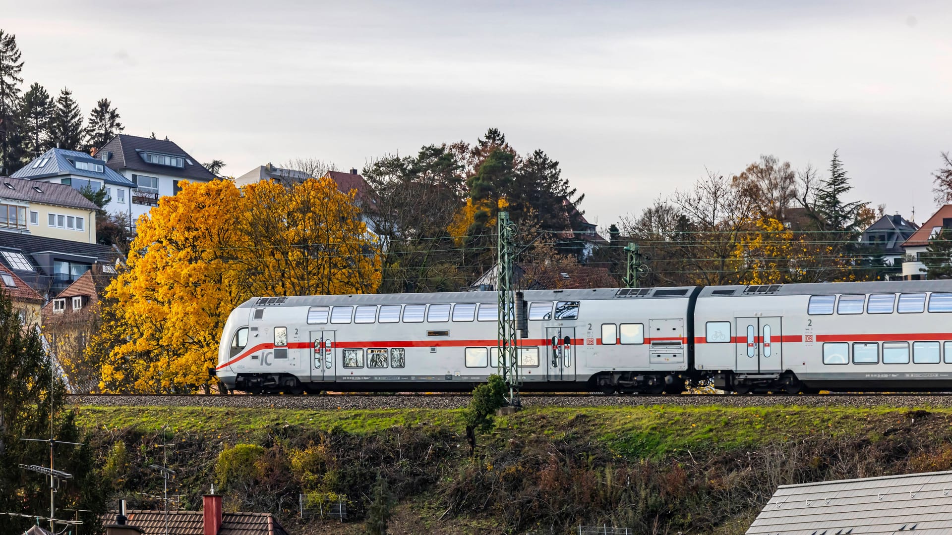 Die Gäubahn bleibt einen Monat länger gesperrt, da die Strecke derzeit saniert wird (Symbolfoto). Die Gäubahn bleibt einen Monat länger gesperrt, da die Strecke derzeit saniert wird (Symbolfoto).