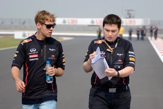 Tim Malyon neben Sebastian Vettel