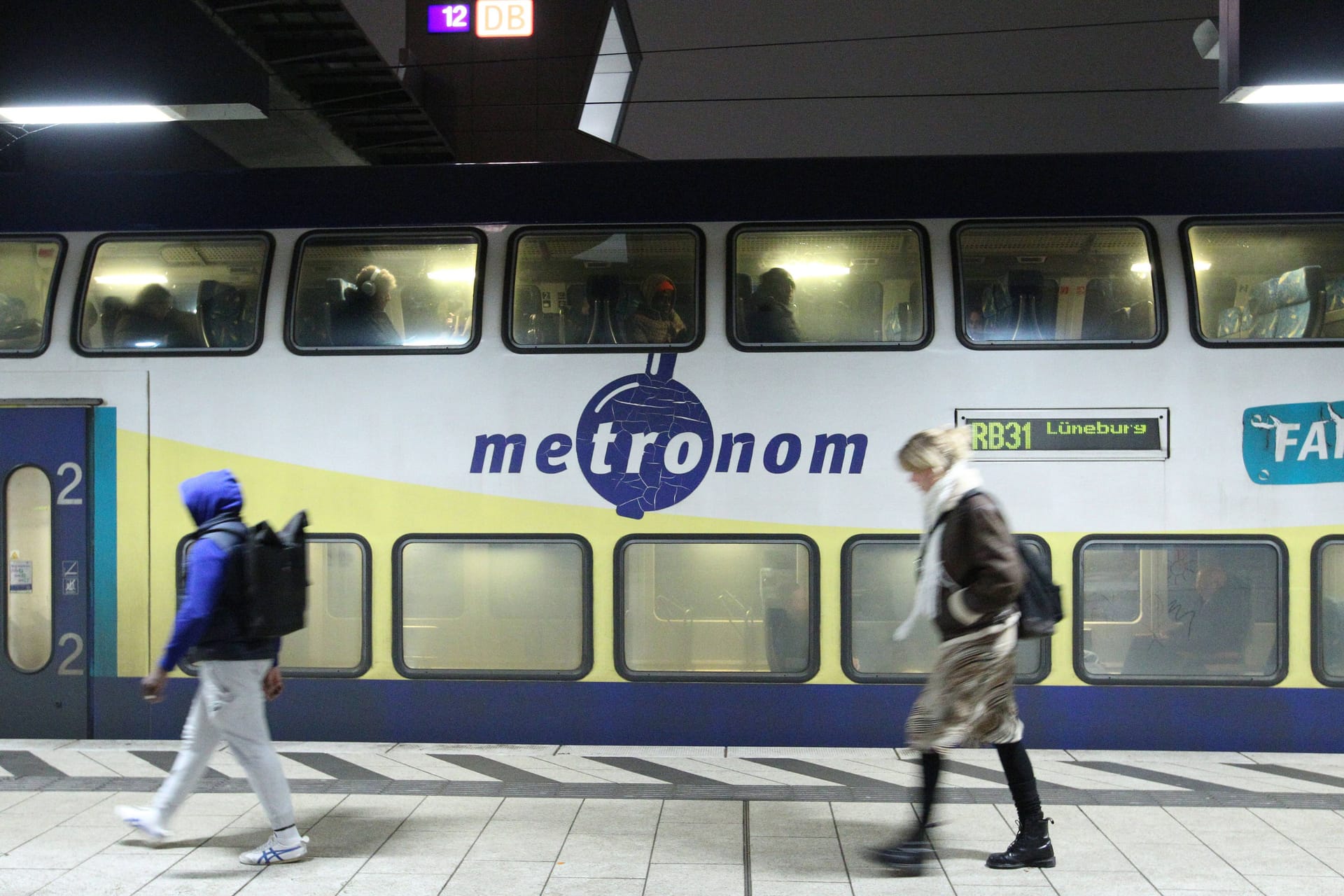 Ein Zug der Metronom Eisenbahngesellschaft steht auf einem Gleis im Hauptbahnhof Hamburg: Nach Lüneburg gibt es derzeit weniger Verbindungen als früher.