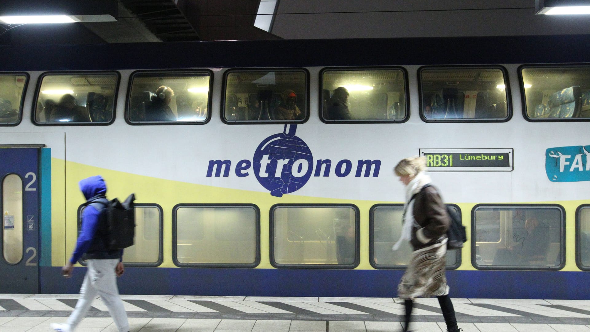 Ein Zug der Metronom Eisenbahngesellschaft steht auf einem Gleis im Hauptbahnhof Hamburg: Nach Lüneburg gibt es derzeit weniger Verbindungen als früher.