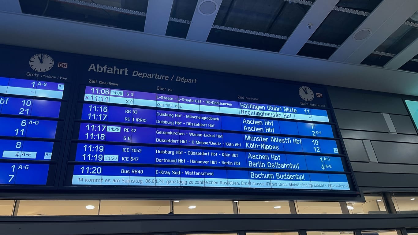 Anzeigetafel am Essener Hauptbahnhof: Einige Linien fahren sieben Wochen lang gar nicht.